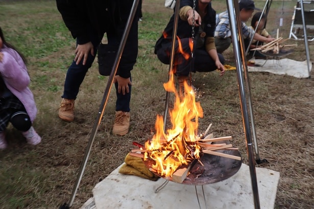 参加者同士による焚き火のタイムアタック