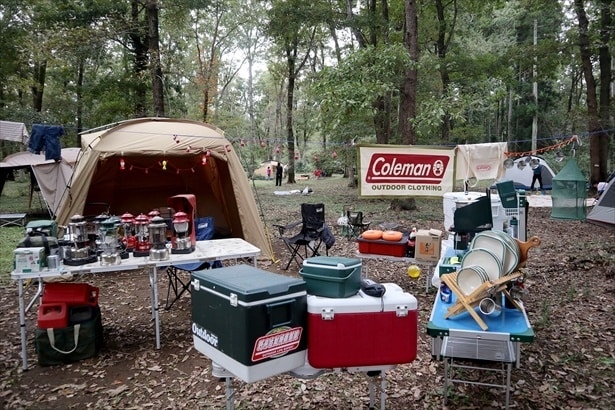 コールマンの商品展示の奥で参加者がそれぞれテントを張っていた