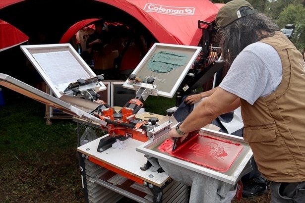 購入したTシャツにその場でシルクスクリーンプリント