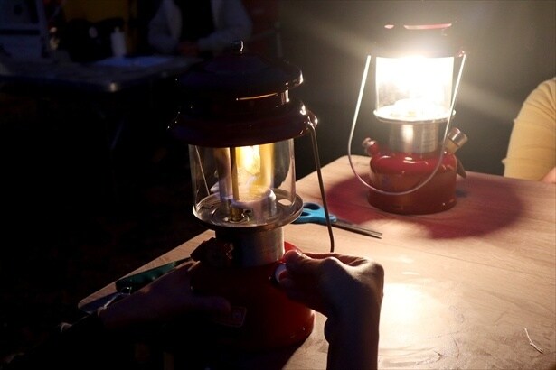 ガソリンランタン点灯体験の様子