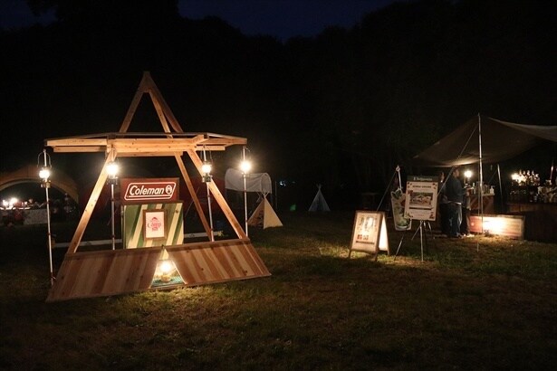 日没後はランタンなどの灯かりで雰囲気は一変