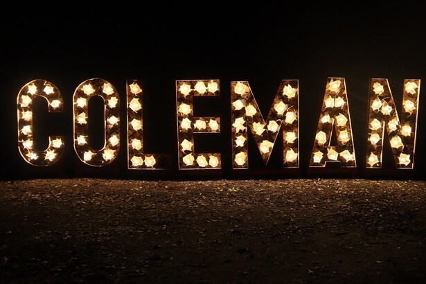 入り口のコールマンロゴも日中とは違う趣に見えた