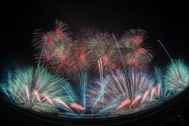 【写真】通常の目線に近い下段、見上げて鑑賞する上段の2画面に花火が打ち上がる
