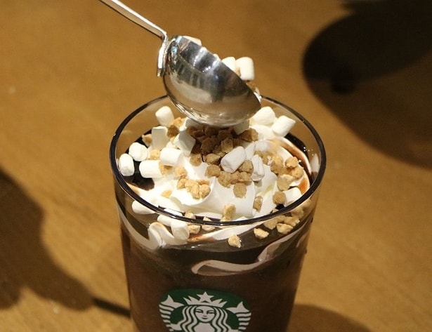 トッピングが“盛り盛り”！「スモア チョコレート フラペチーノ」