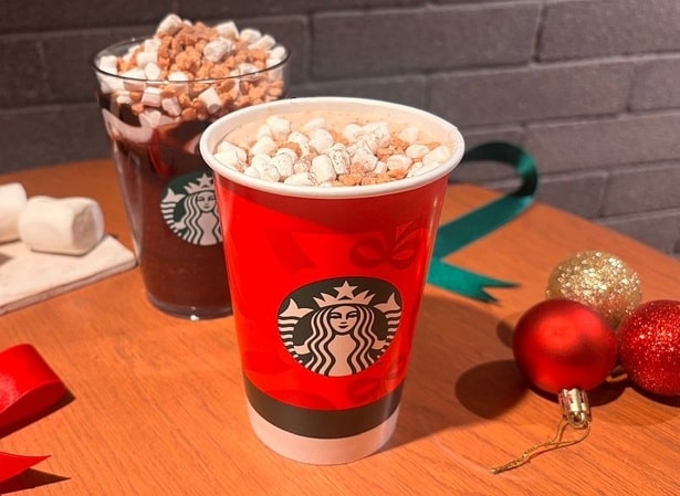 ラテは丁寧にスチームしたミルクが入っている。「ミニマシュマロ」や「全粒粉入りクランチ」が段々溶けてきて美味！