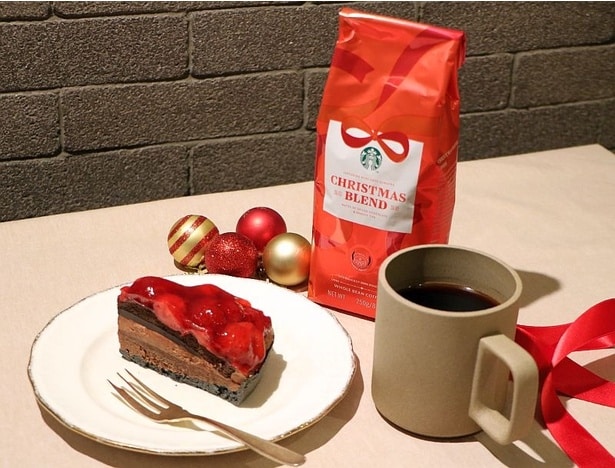 【写真】艶やかなストロベリーがホリデー気分をいっそう高めてくれる「ストロベリー&チョコレートタルト」が同日登場！