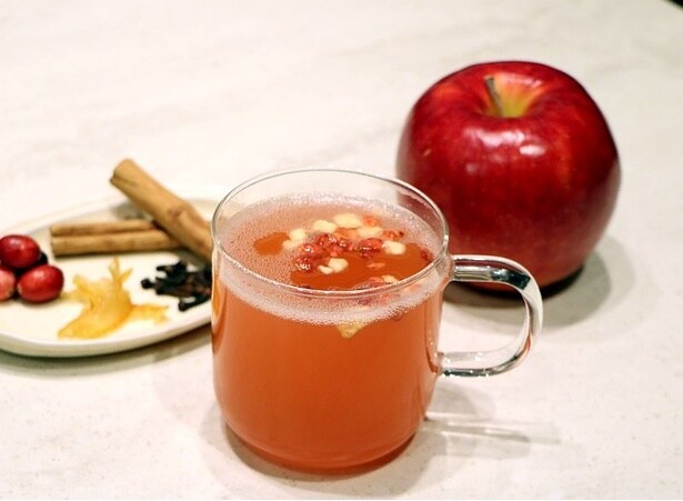 クリスマスマーケットの定番“アップルサイダー”をスターバックスらしくアレンジしたホリデービバレッジ「ホット アップル サイダー」も登場。スパイスの香りとフルーティーな酸味がポイント！