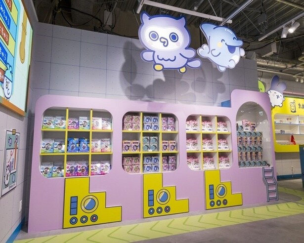 さまざまな種類のたまごっち本体がずらり