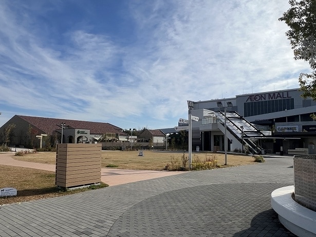 ショッピングモールの建物のすぐ横にあるのが「YUBUNE SAUNA PARK」