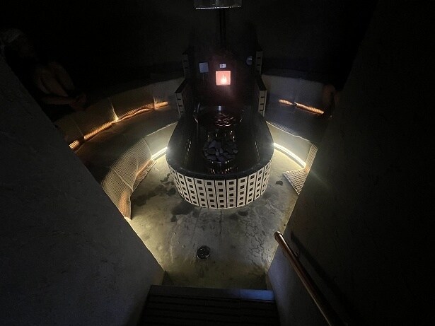 極限まで光を入れず、暗いサウナ室でじっくり熱を楽しむ