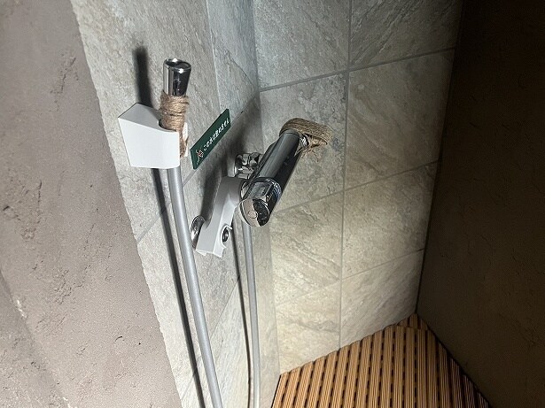 二重扉の内側の扉の中にあるホースで水を浴びると最高に気持ちいい