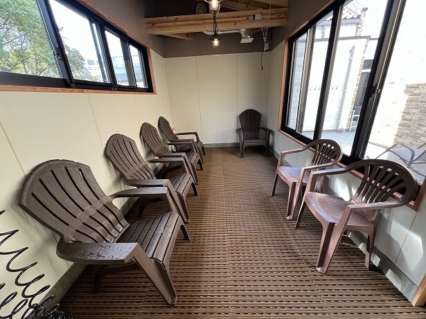 外気が冷たいときは「ととのい小屋」で休憩しよう