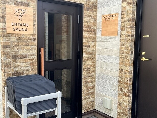 サウナマットを持ってサウナ室に入ろう