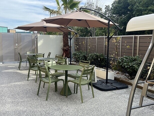 友達やカップルで飲食を楽しむこともできる