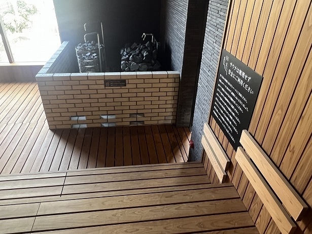 日中は窓から差し込む光が眩しい