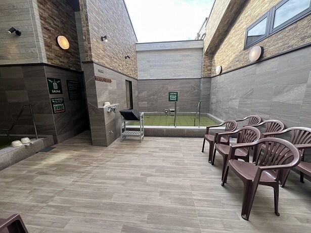 露天エリアには温かいお風呂と水風呂、サウナ、ととのいスペースがある