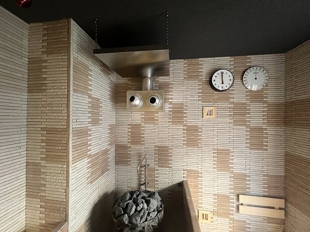 サウナストーンの上から水が散布され、上の送風機から風が送られる