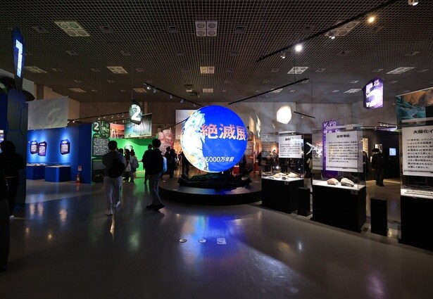 大絶滅展の会場には大きな地球儀「大絶滅スフィア」が登場し、球状の映像展示でこれまでの大量絶滅イベントを学べる