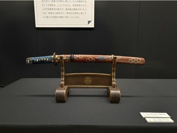 梨子地青貝亀甲文散脇指拵・桑木地葵紋付刀掛(脇指 銘 来国光附属) 個人蔵