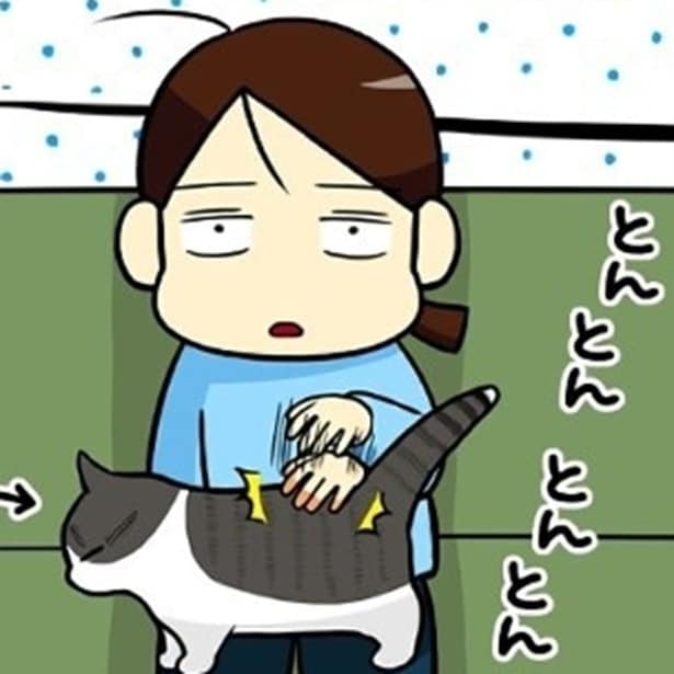 【ねこ漫画】「腰トントン」の要求が止まらない！無視すると耳元で激怒する猫の“圧”がすごすぎる【作者に聞く】