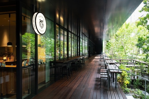 赤坂・虎ノ門緑道に面したテラス席