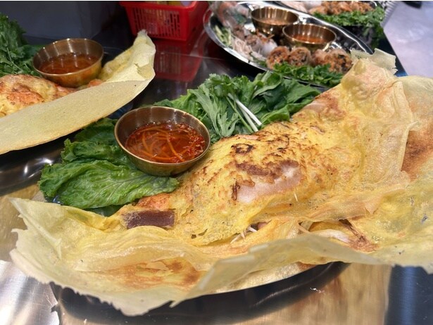 お皿からはみだしてしまうほど大きい