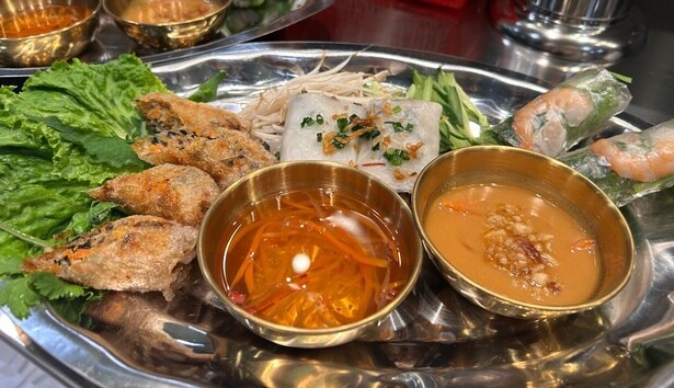 左から揚げ春巻き、蒸し春巻き、生春巻き。タレは、左がヌクチャム、右がみそだれ