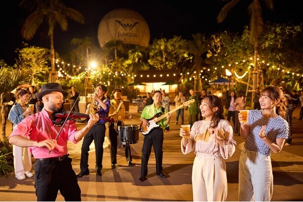 「オリオン ナイトバンケット」では、南国ビートのライブとオリオンビールで沖縄の夜を満喫
