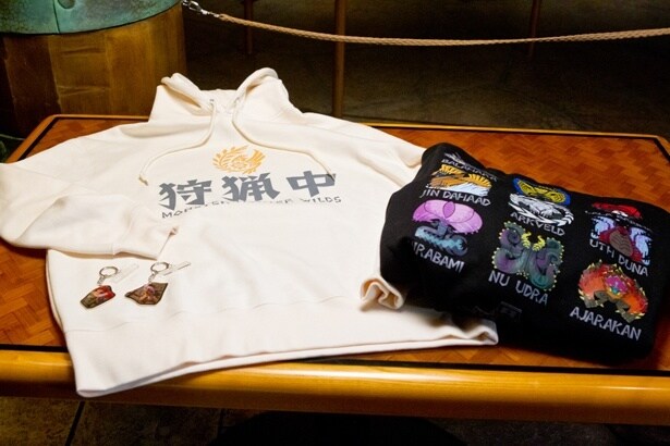 パーカは、正面に「狩猟中」の文字が描かれ、背面にはアイコンが並んでいる