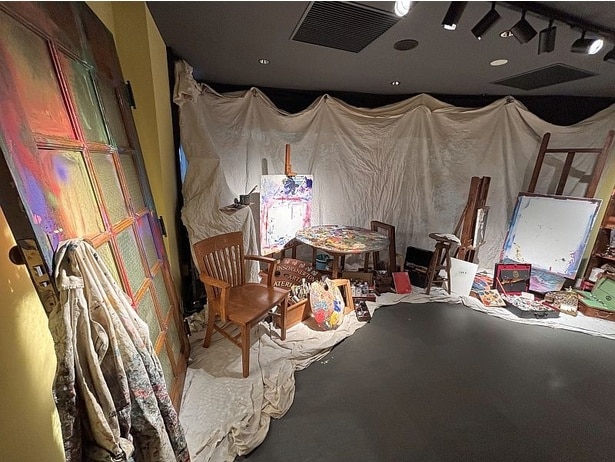 展示される全作品、オブジェ、厳選された家具は、彼が世界中に構えるスタジオや自宅から集められた