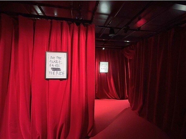 入場すると、ハンター・S・トンプソンの引用文が来場者を迎える。迷宮のような部屋を通り抜けると、デップのスタジオを想起させるボヘミアン風インテリアが広がる