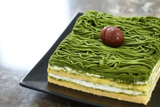 【写真】抹茶の粒子や水分特性を考慮し、混ぜるタイミングや温度、空気の含ませ方、層の構造を細かく調整することで、“ふわり”とほどける軽やかな口どけを実現