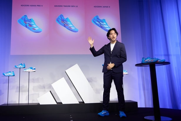 「「ADIZERO EKIDEN COLLECTION」の商品説明を行うアディダス ジャパンの小林雅弥さん