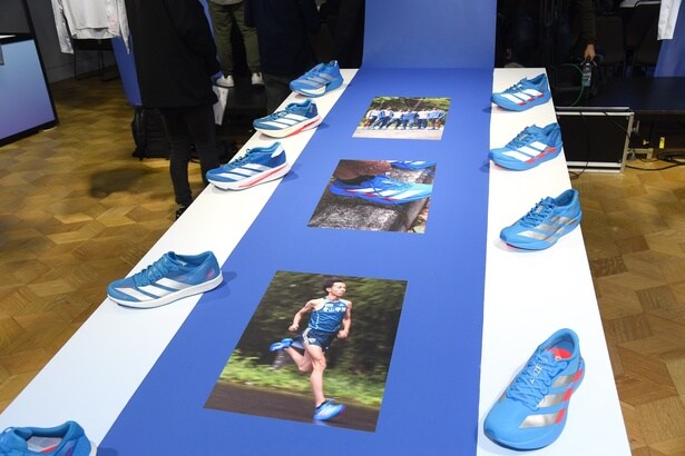 大々的に展示される最新ランニングコレクション「ADIZERO EKIDEN COLLECTION」