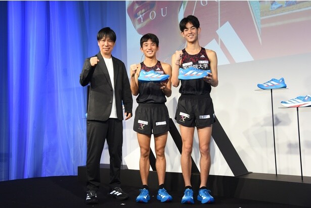 ガッツポーズの前田康弘監督と「ADIZERO EVO SL WOVEN」を手にした上原琉翔選手、野中恒亨選手
