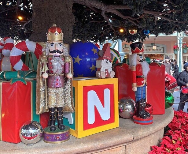 東京ディズニーリゾートのクリスマスシーズンに登場するクリスマスの妖精“リルリンリン”を発見！