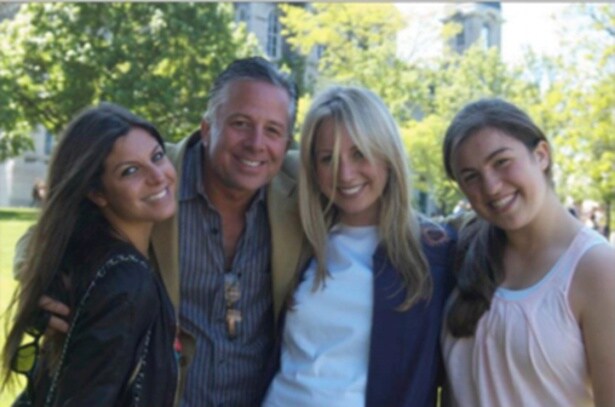 3人の娘たちのもつれる髪をとかすために開発されたウェットブラシ