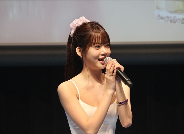 純白のドレスに身を包んだLE SSERAFIMのHONG EUNCHAE(ホン・ウンチェ)さん