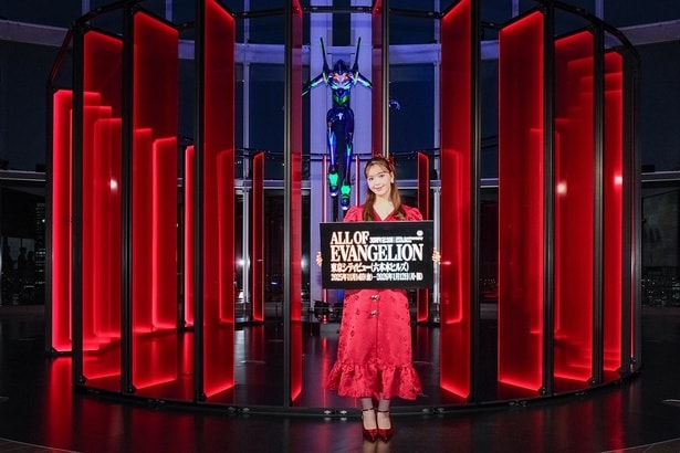 アスカをイメージして赤いドレスで登場した、藤田ニコルさん。シンジの「逃げちゃだめだ」というセリフに対し、「私も逃げちゃだめだ」と思うこともあったと振り返った