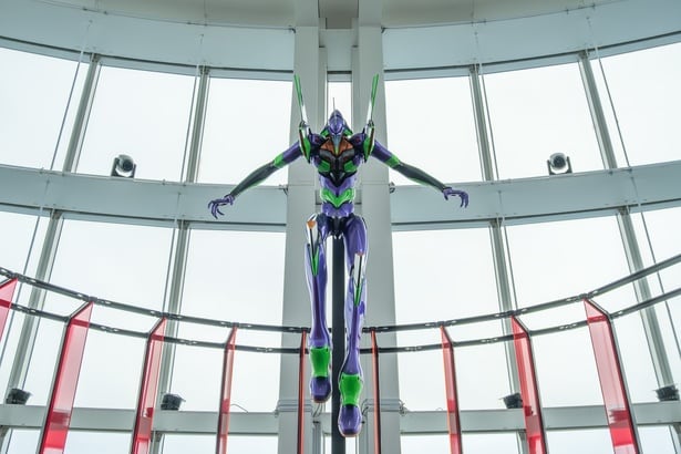 初号機が迫り来る迫力あるスタイルで、来場者を迎えてくれる