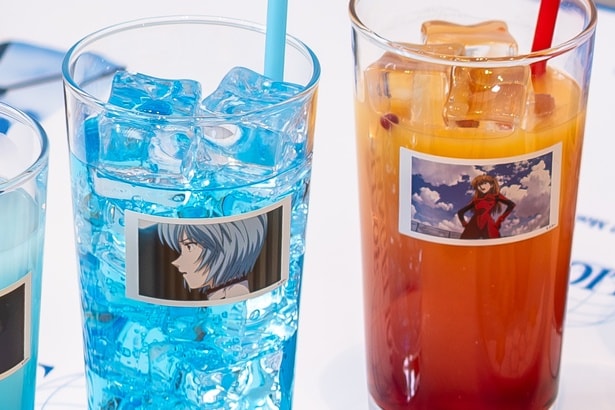 綾波レイ「あなたは死なないわ 私が守るもの」サイダー(左)と、式波・アスカ・ラングレー「あんた、バカぁ？」ザクロオレンジジュース(右・各990円)