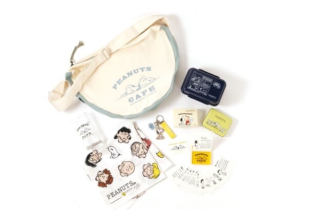 2026 LUCKY BAG(アイボリー)の中身一例。限定ショルダーバッグ、カフェグラス、卓上カレンダー、キーホルダーなど9点セット
