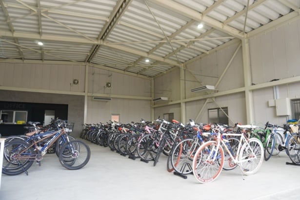 駅前やマンションの片隅に置かれた、錆びついた自転車。処分に費用がかかるこの社会課題に、「買い取る」という逆転の発想で挑むのが「チャリンコMAN」だ