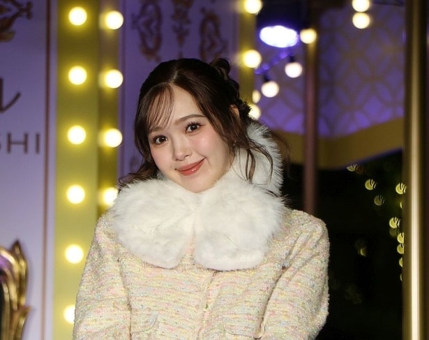 藤田ニコルがフワフワ衣装で登壇！「COREDO室町テラス」新“開運スポット”の点灯式に出席