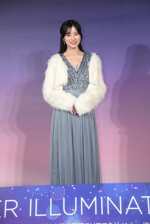 水色のドレスを着こなし、セレモニーに参加した石井凜さん