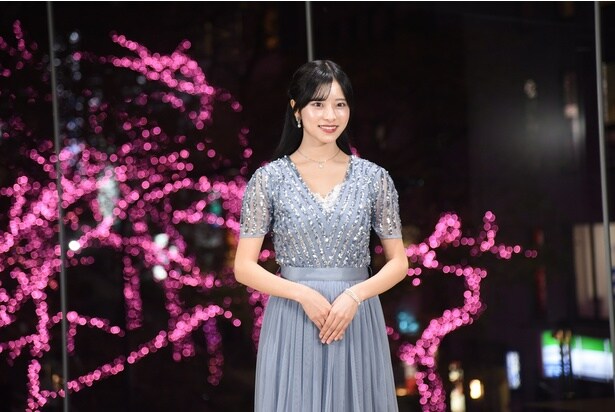 桜を連想させるイルミネーションを背景にフォトセッションを実施