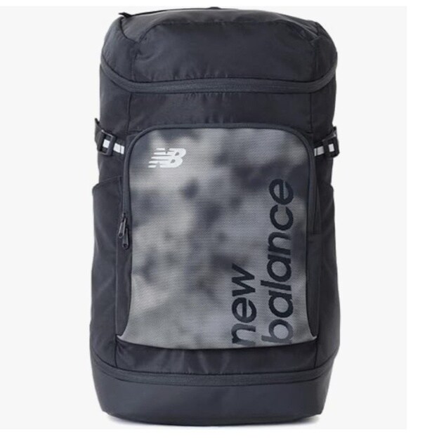 雨でも、運動後でも、なんでもたっぷり収納。毎日に寄り添う40リットル【ニューバランス】のリュックがAmazonに登場中‼