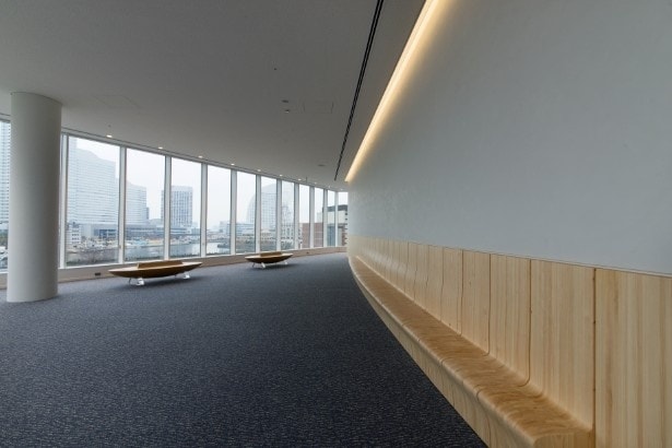 市民ラウンジの腰壁には、山梨県道志村にある横浜市の水源林のヒノキを使用