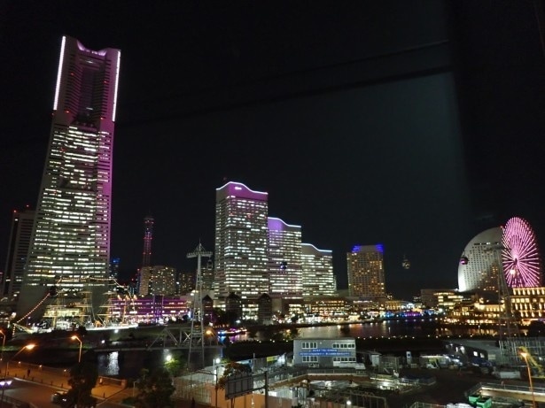 こちらは市民ラウンジから見える夜の景観だ