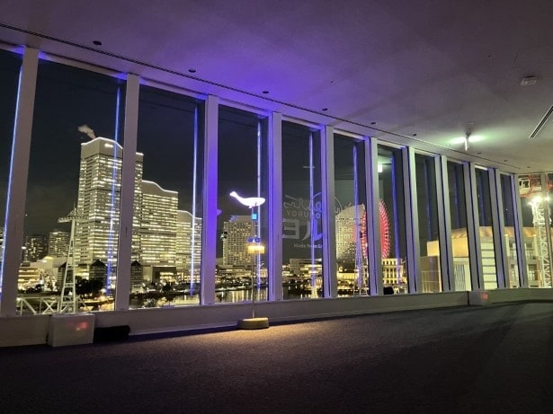 特別ライトアップでは、青や緑、ピンクやオレンジ…さまざまな色に変わる